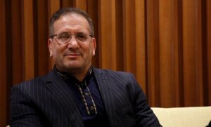 زمینه توسعه فرصت‌های شغلی جدید در صنایع دستی فراهم می‌سازیم